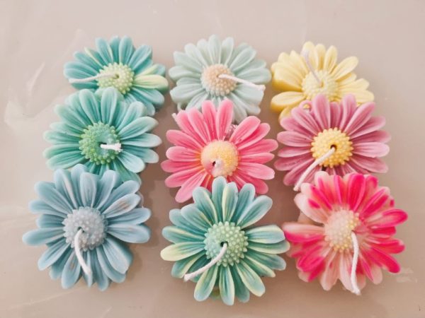 Floating  scented daisy candles - Image 3