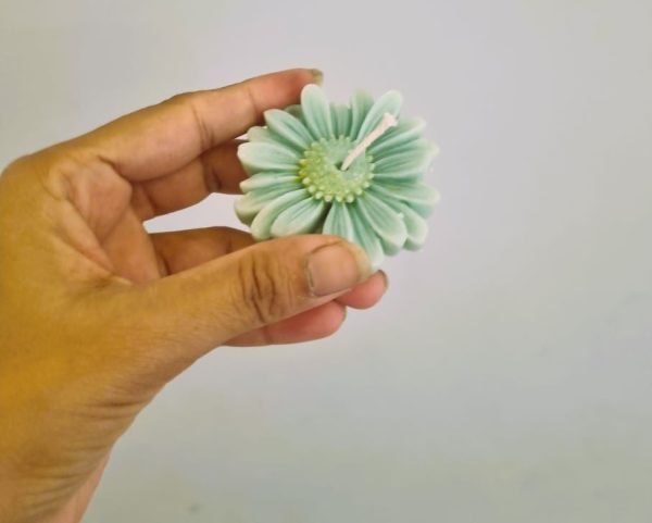 Floating  scented daisy candles - Image 4