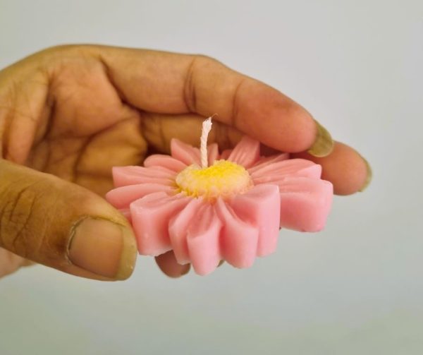 Floating  scented daisy candles - Image 5