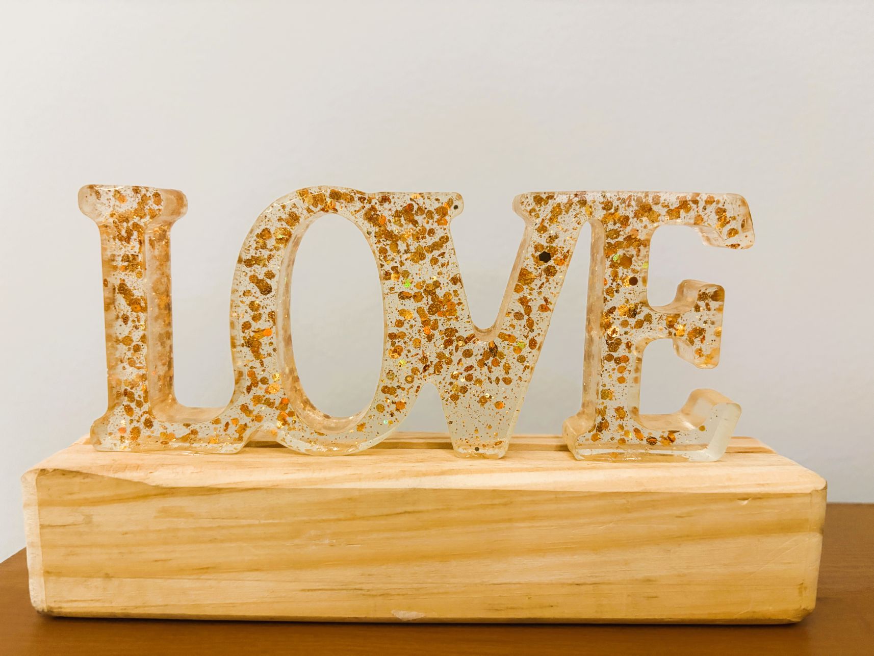 Shine with love resin lamp - Image 3