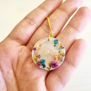 Resin Dry Flower Round Pendant With Wax Flower Bouquet – Gift Hamper