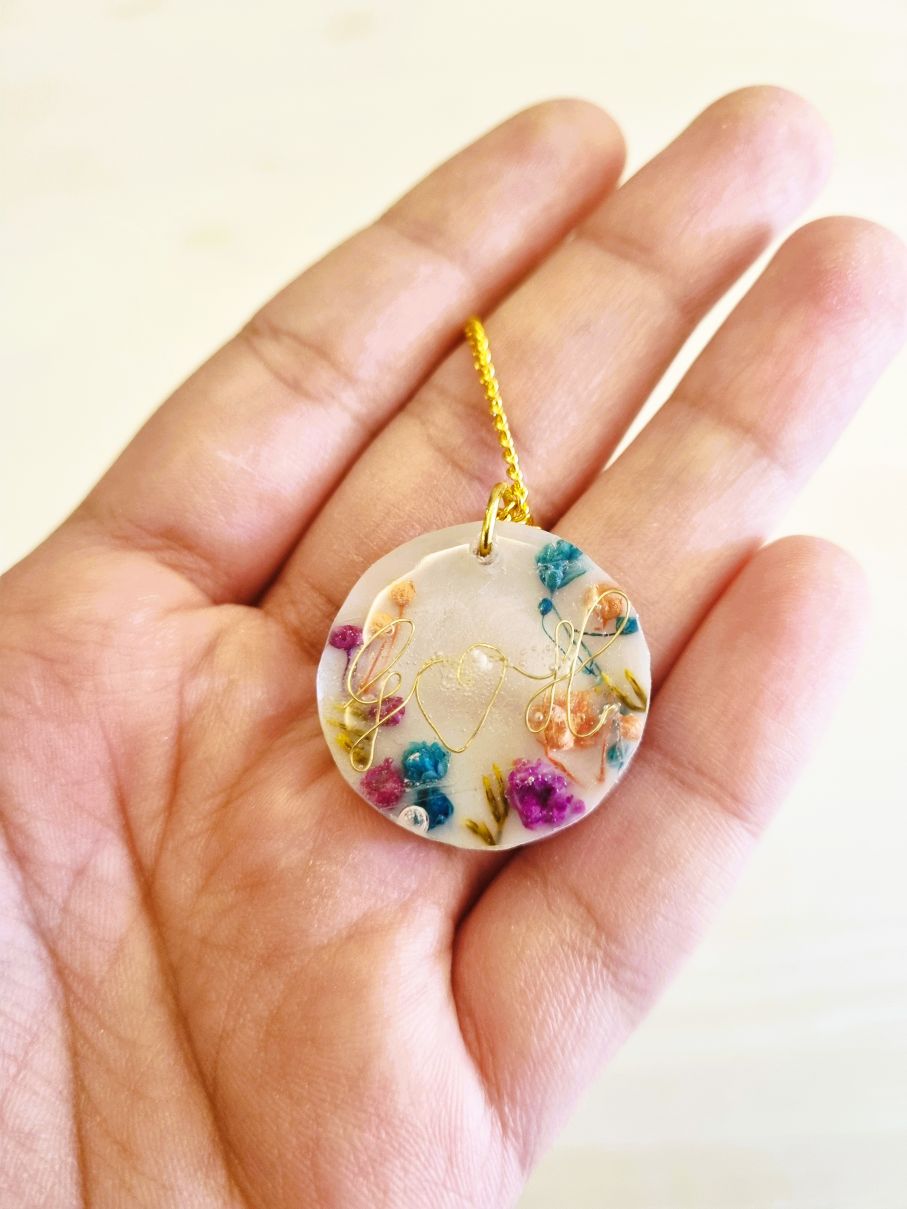 Resin Dry Flower Round Pendant With Wax Flower Bouquet – Gift Hamper