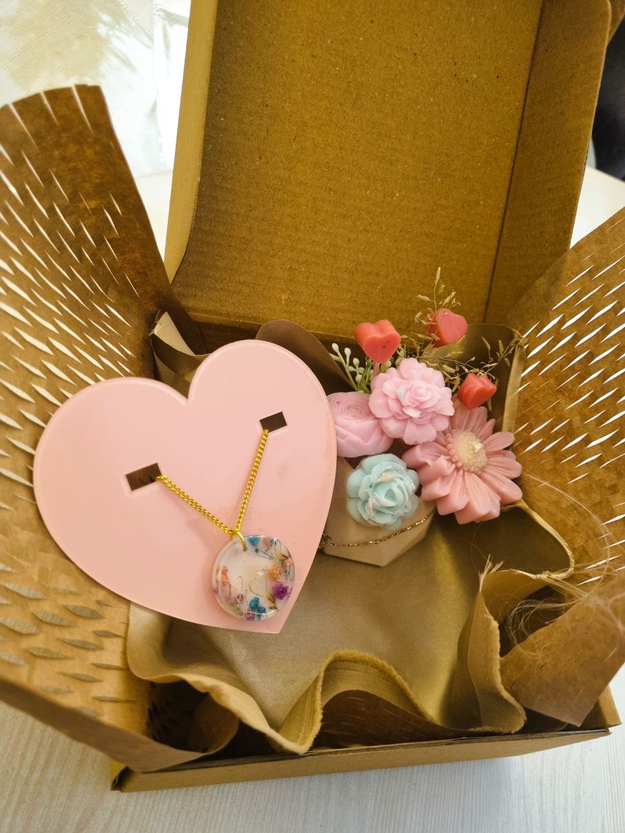 Resin Dry Flower Round Pendant With Wax Flower Bouquet – Gift Hamper - Image 5