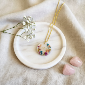 Resin Dry Flower Round Pendant With Wax Flower Bouquet – Gift Hamper